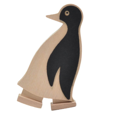 Grunspecht Walking Penguin on a Track